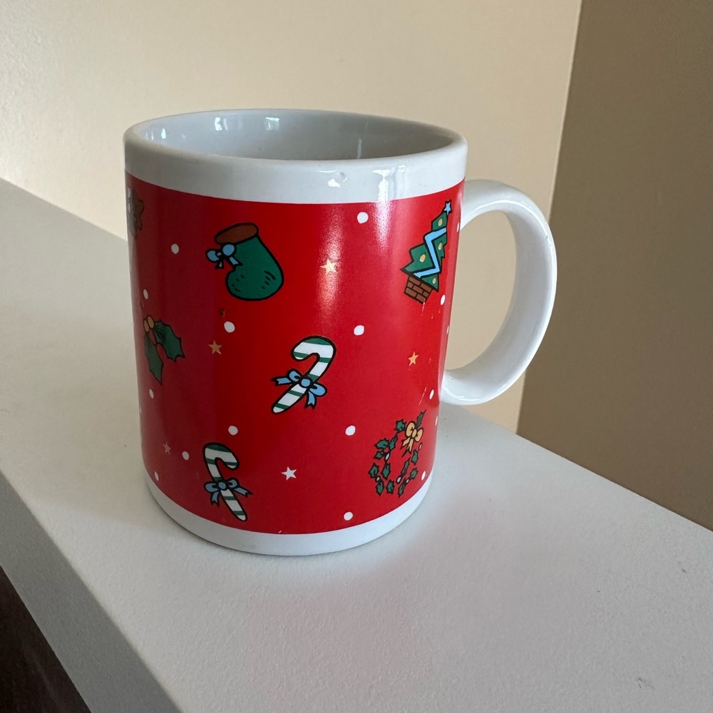Mug that plays holiday music